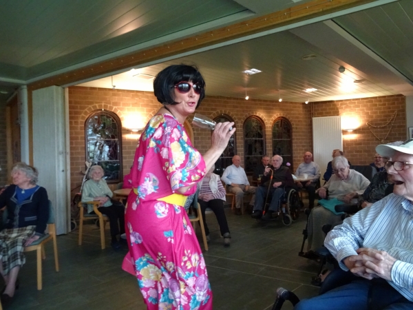 Modeshow met kleren uit vervlogen tijden.